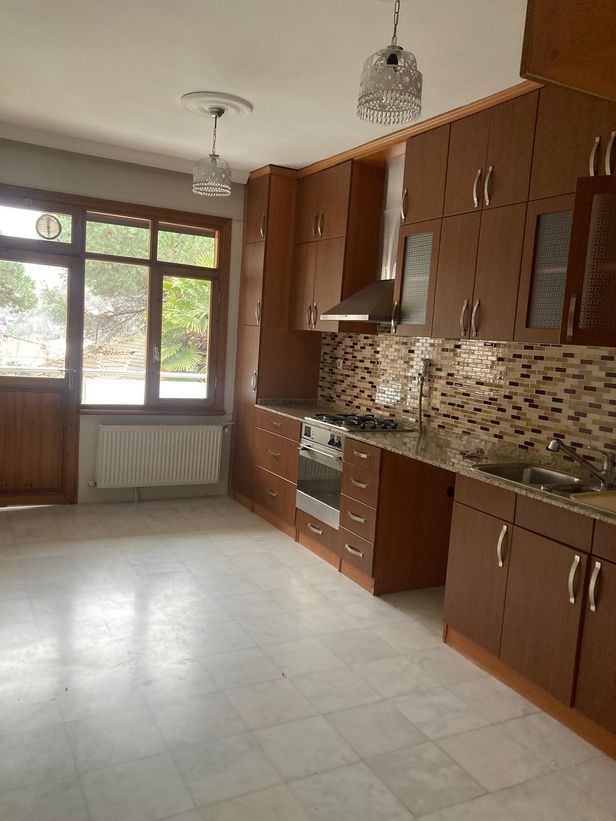 MERKEZE YAKIN MÜSTAKİL 4+1 BAHÇELİ OTOPARKLI 200 M2 75.000 TL.