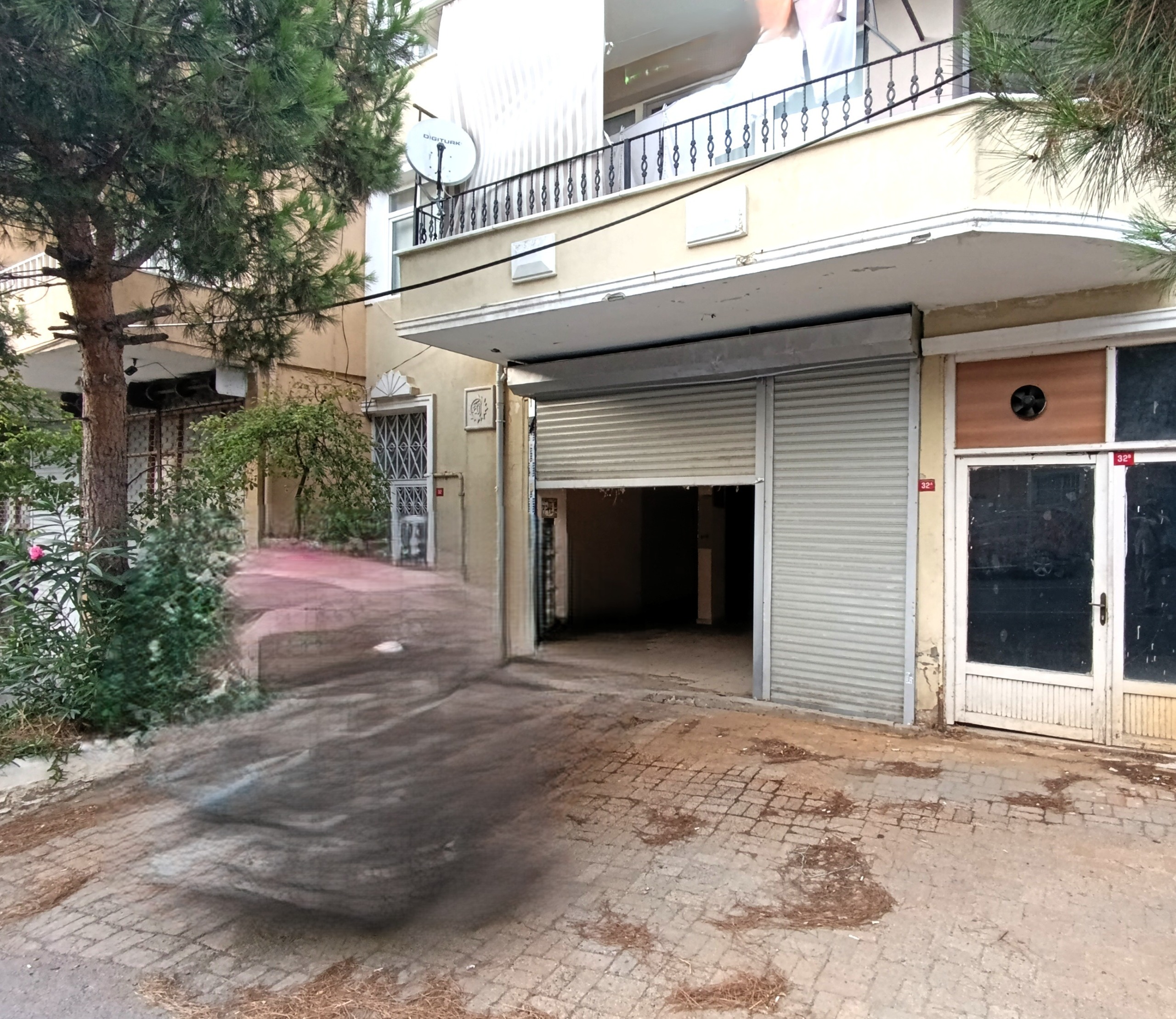 ESKİ ZEKERİYAKÖY CAD. YÜKSEK TAVANLI 75 M2 DÜKKAN 30.000.TL