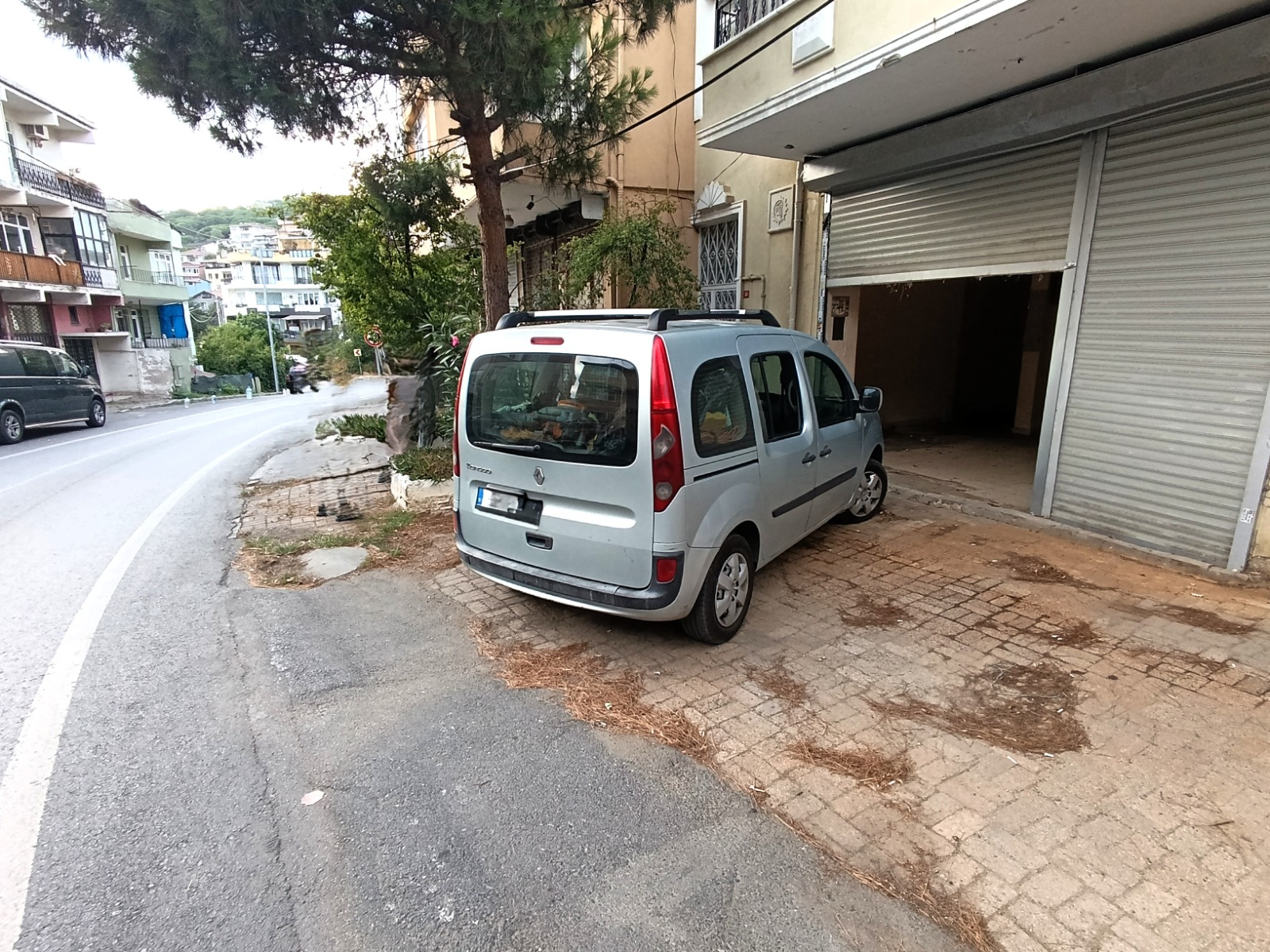 ESKİ ZEKERİYAKÖY CAD. YÜKSEK TAVANLI 75 M2 DÜKKAN 30.000.TL