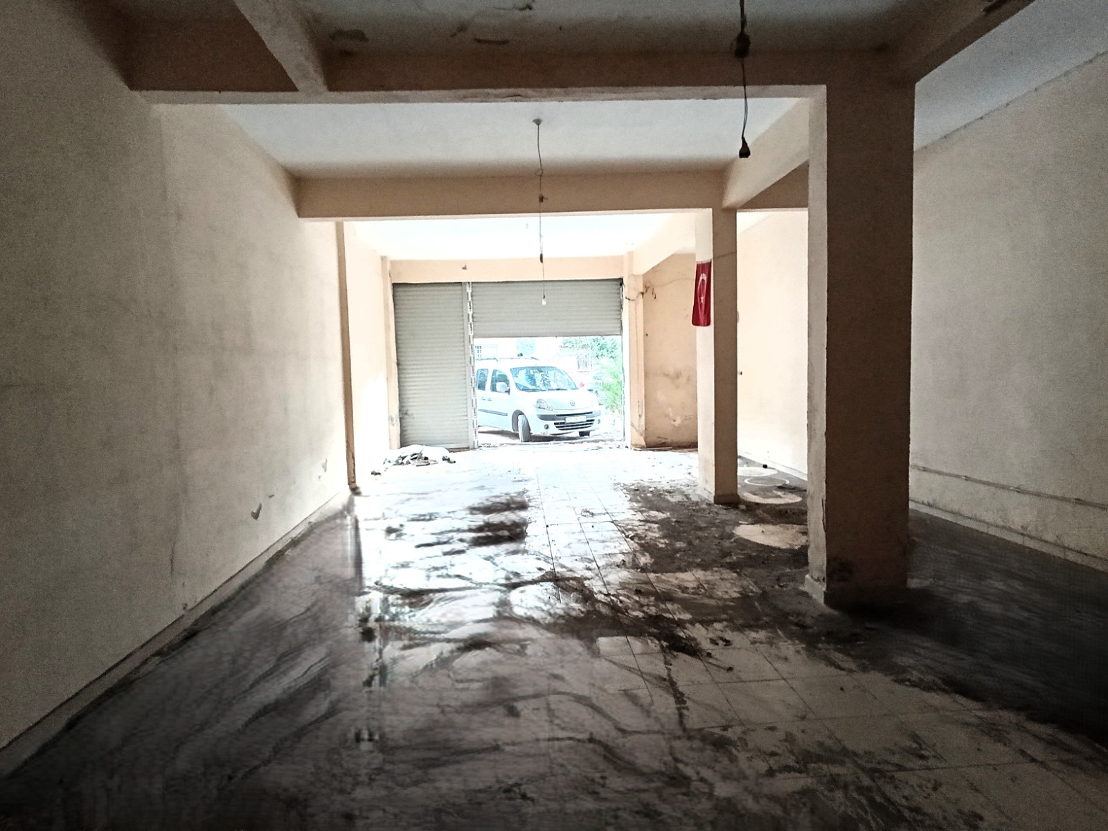 ESKİ ZEKERİYAKÖY CAD. YÜKSEK TAVANLI 75 M2 DÜKKAN 30.000.TL