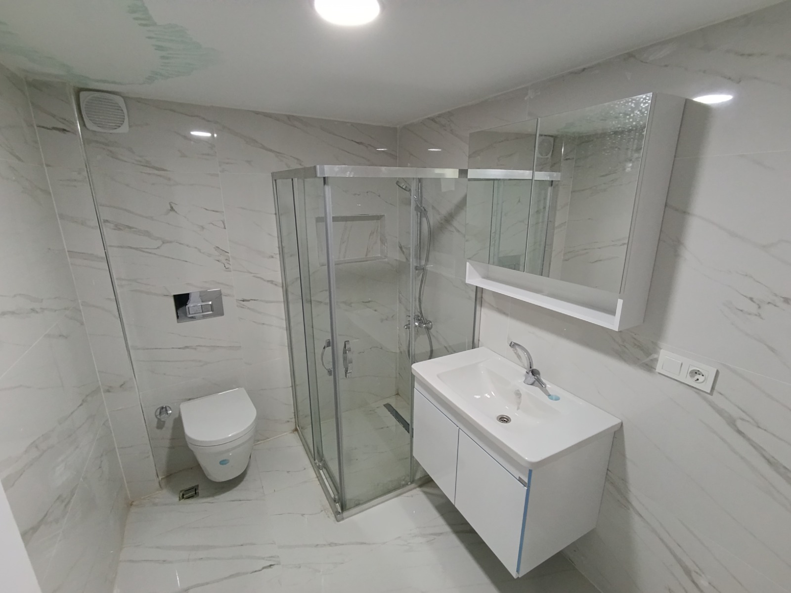 SARIYER MERKEZ YENİ BİNA 2+1 85 M2 KİRLIK 50.000 TL